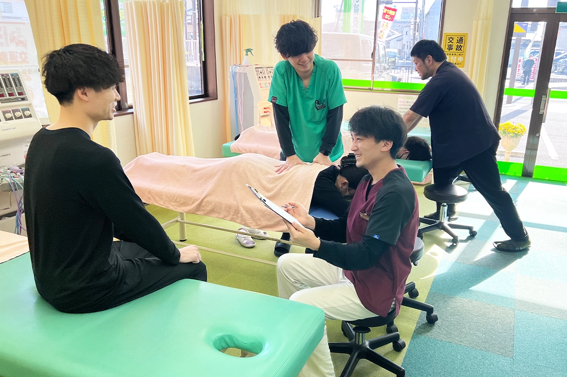 明るく活気ある職場の様子