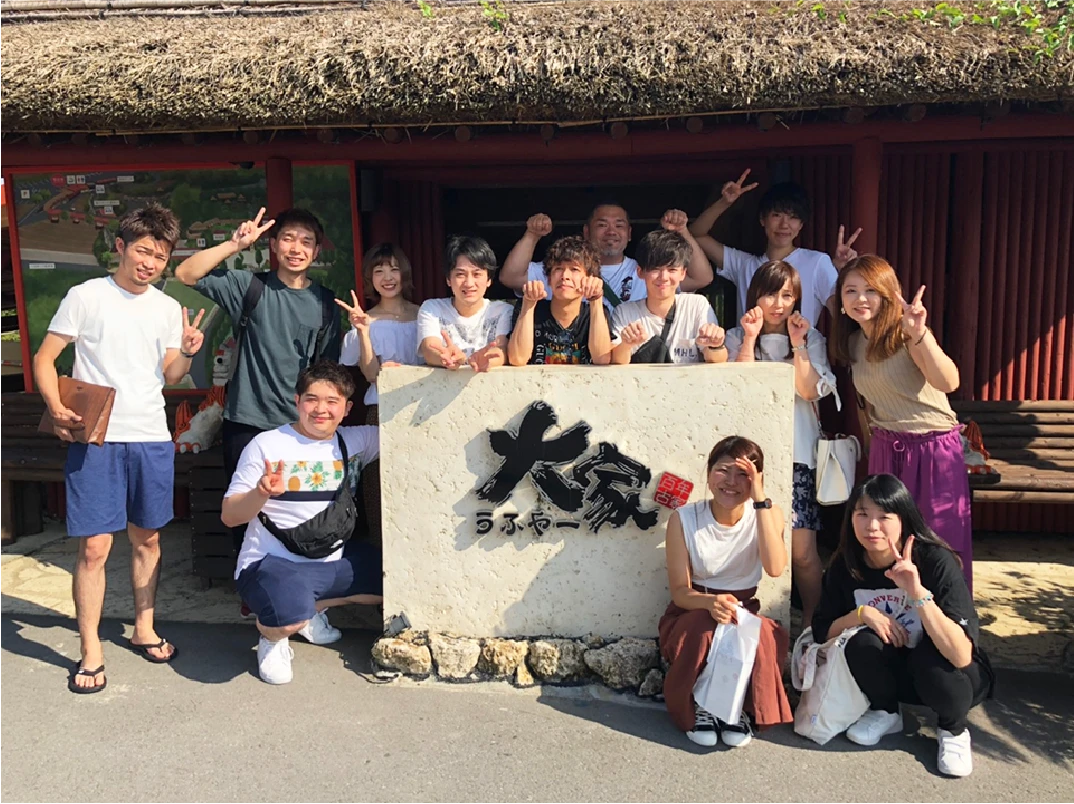 社員旅行やイベントで楽しむ仲間の様子